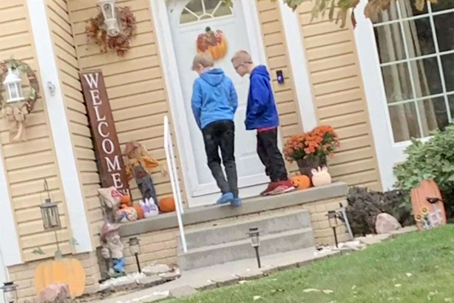 4th Grade Boys Find and Return Woman's Purse 3 Years After It Was(00)