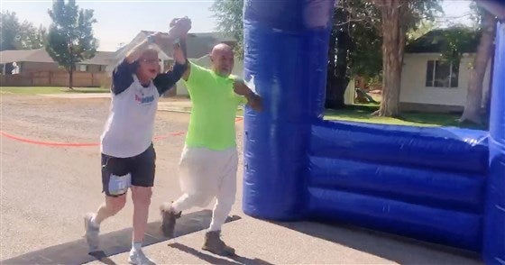 Marathoner limping in pain gets help from prisoner on work release to ...