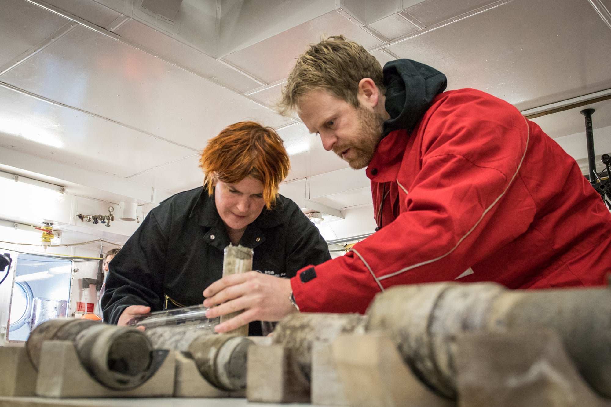 Processing of the drill core samples by J. Klages (AWI) and T. van de Flierdt (Imperial College London) in the large wet laboratory of the RV Polarstern.