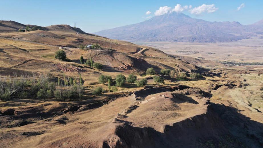 L'énigme de l'Arche de Noé s'approfondit : des tunnels souterrains correspondant à la Bible ont été découverts 1 Located less than 2 miles from the Iran-Turkey border, in the Doğubayazıt district of Ağrı lies the Durupinar formation.