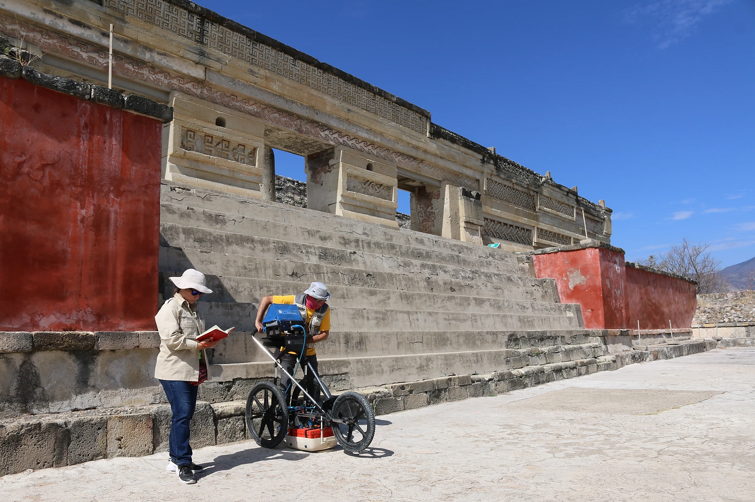 The research team utilizing a georadar to scan the plaza in front of the Palace of the Columns