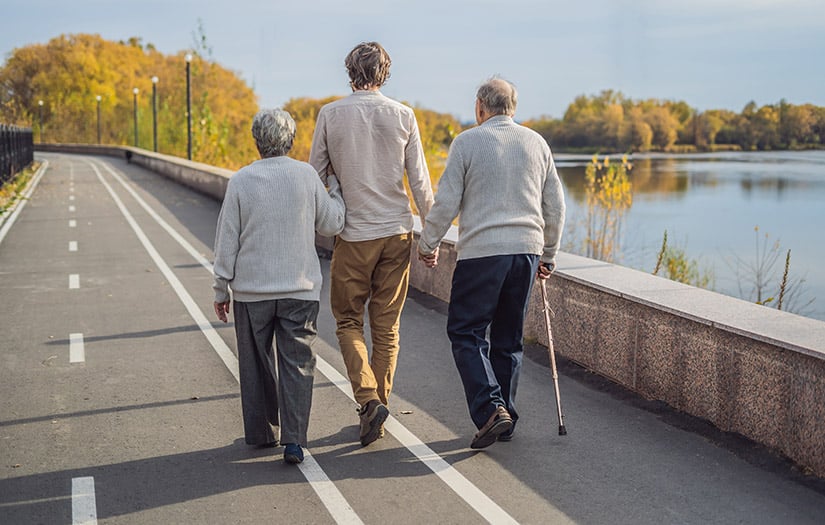 New research links changes in walking patterns to early Alzheimer’s - The Brighter Side of News