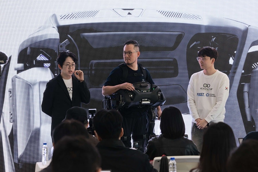 (From left) Professor Kyoungchul Kong of the Department of Mechanical Engineering, Researcher Seunghwan Kim (the competing athlete), and PhD candidate Jeongsu Park (the leader of Team KAIST)