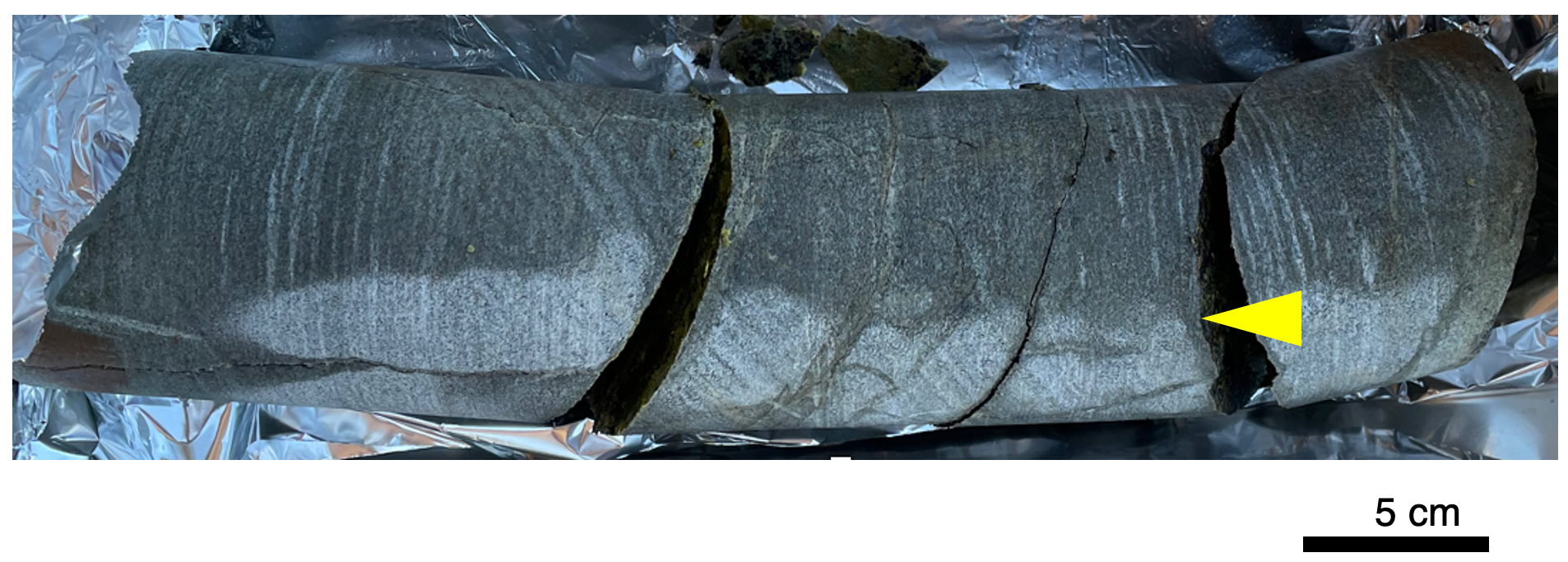 This picture was taken on site when the drill core sample was washed, flamed and then cracked. The 30-centimeter-long, 85-millimeter-diameter core was taken back to Japan for further study.