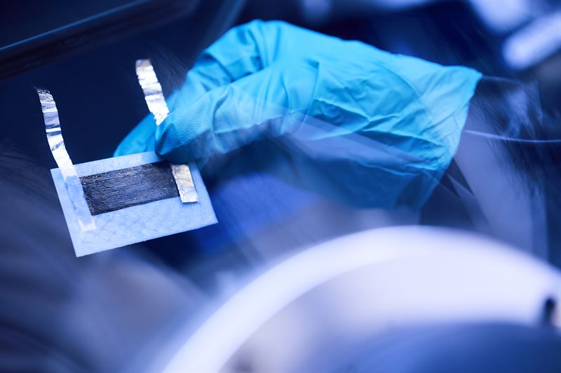 The developed battery concept is based on a composite material and has carbon fibre as both the positive and negative electrodes