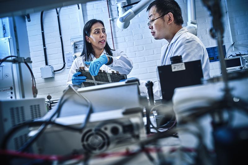 Richa Chaudhary and Zhenyuan Xia work in the graphene lab at Chalmers.