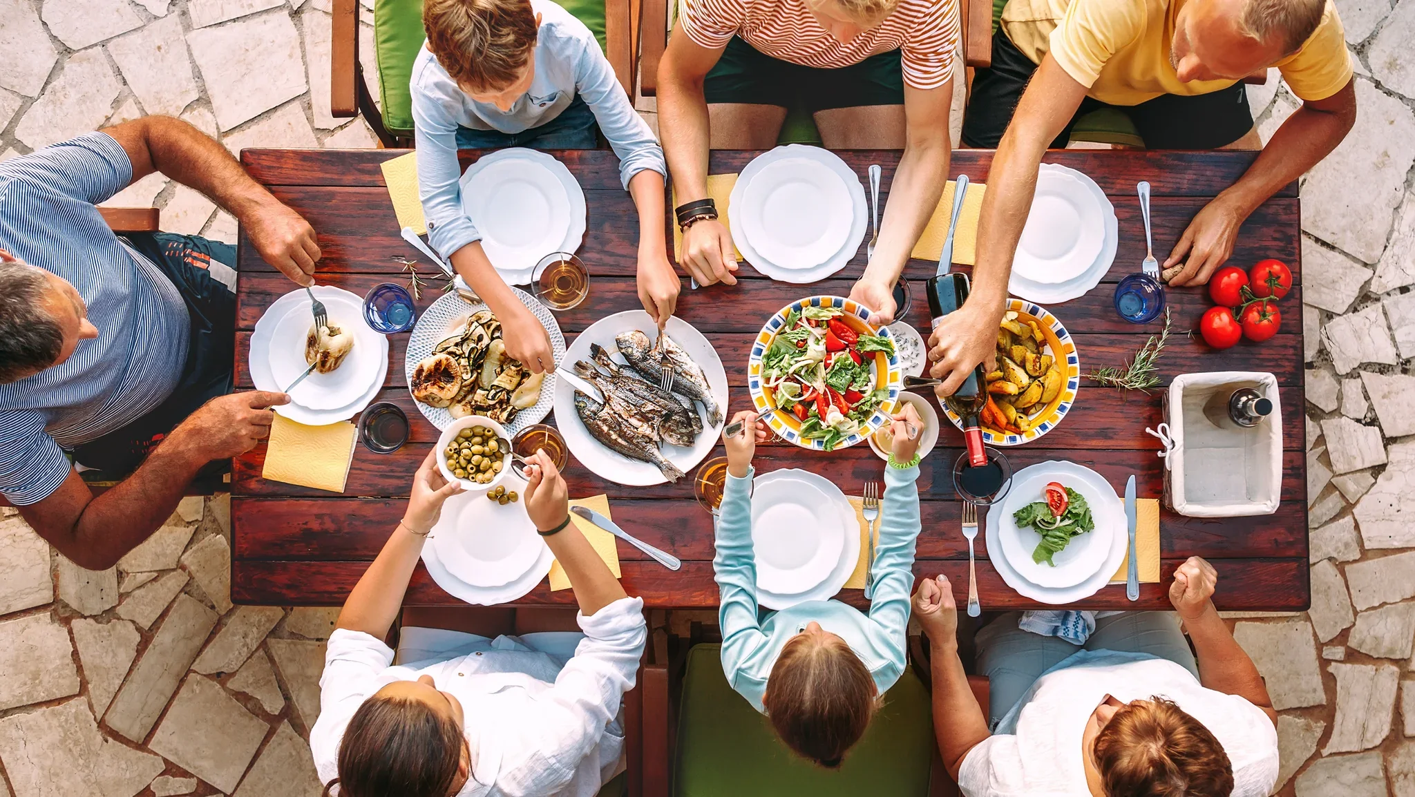 Adherence to a Mediterranean diet—rich in fruits, vegetables, whole grains, unsaturated fats, nuts, and oily fish—correlates with lower inflammation