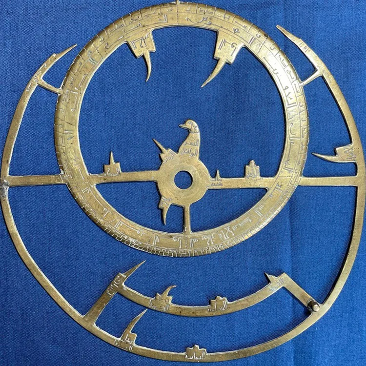 The rotating plate (the rete of the astrolabe) represents the night sky, with stars and important celestial circles marked on it. 