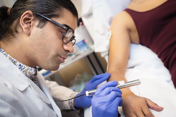 The researchers used a method called microneurography, that allows them to listen to the nerve signalling in one nerve cell at a time. Saad Nagi at Linköping University demonstrates the method.

