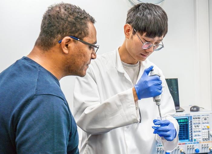 PhD research fellow Yu Dang (right) reports that the sensor they have developed distinguishes between different gases with 96.7 per cent accuracy. Here with Professor Michael Cheffena (on the left). 

