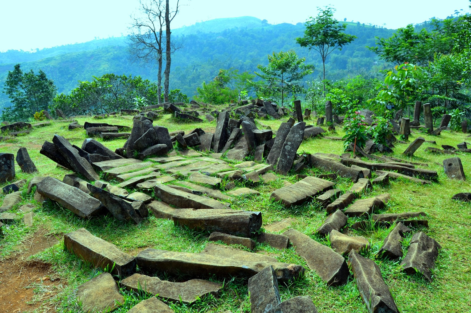 The megalithic site consisted of 5 terraces. From archeological test, the base terrace was built last (600Y BC), whereas the highest terrace, was built first (25,000Y BC). Most of the stones were cut in 5 edges shape.