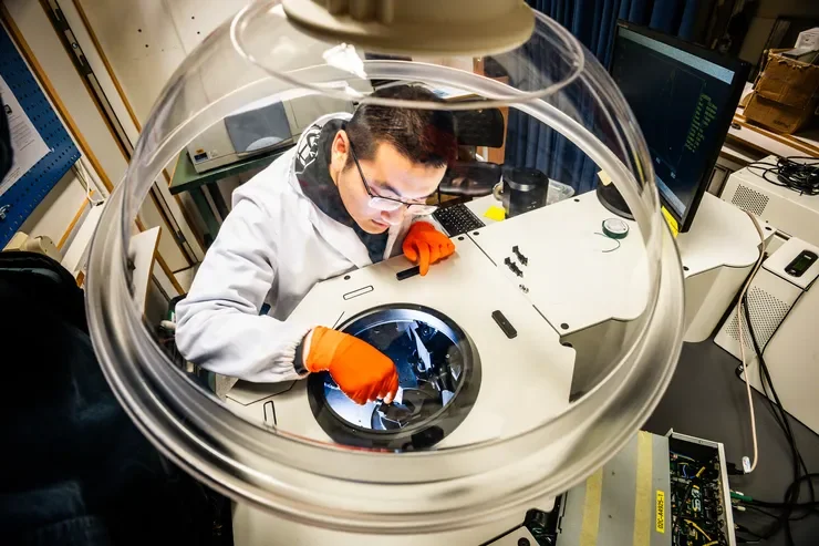 Postdoc Xun Xiao in the lab.