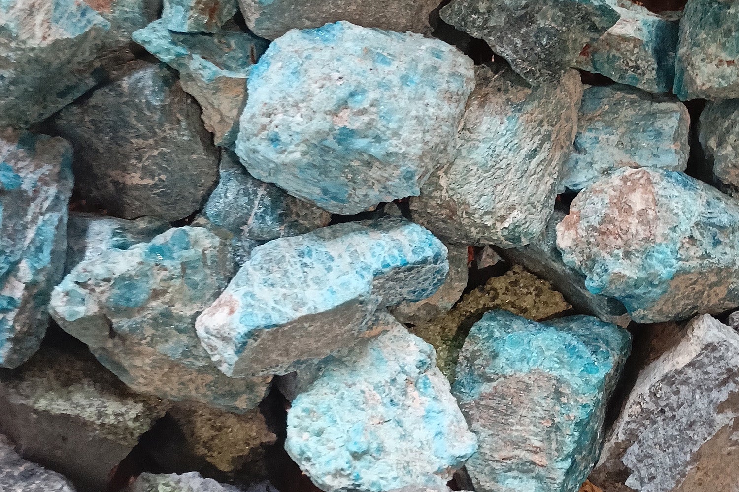 Olivine aérolie weathering naturally. 