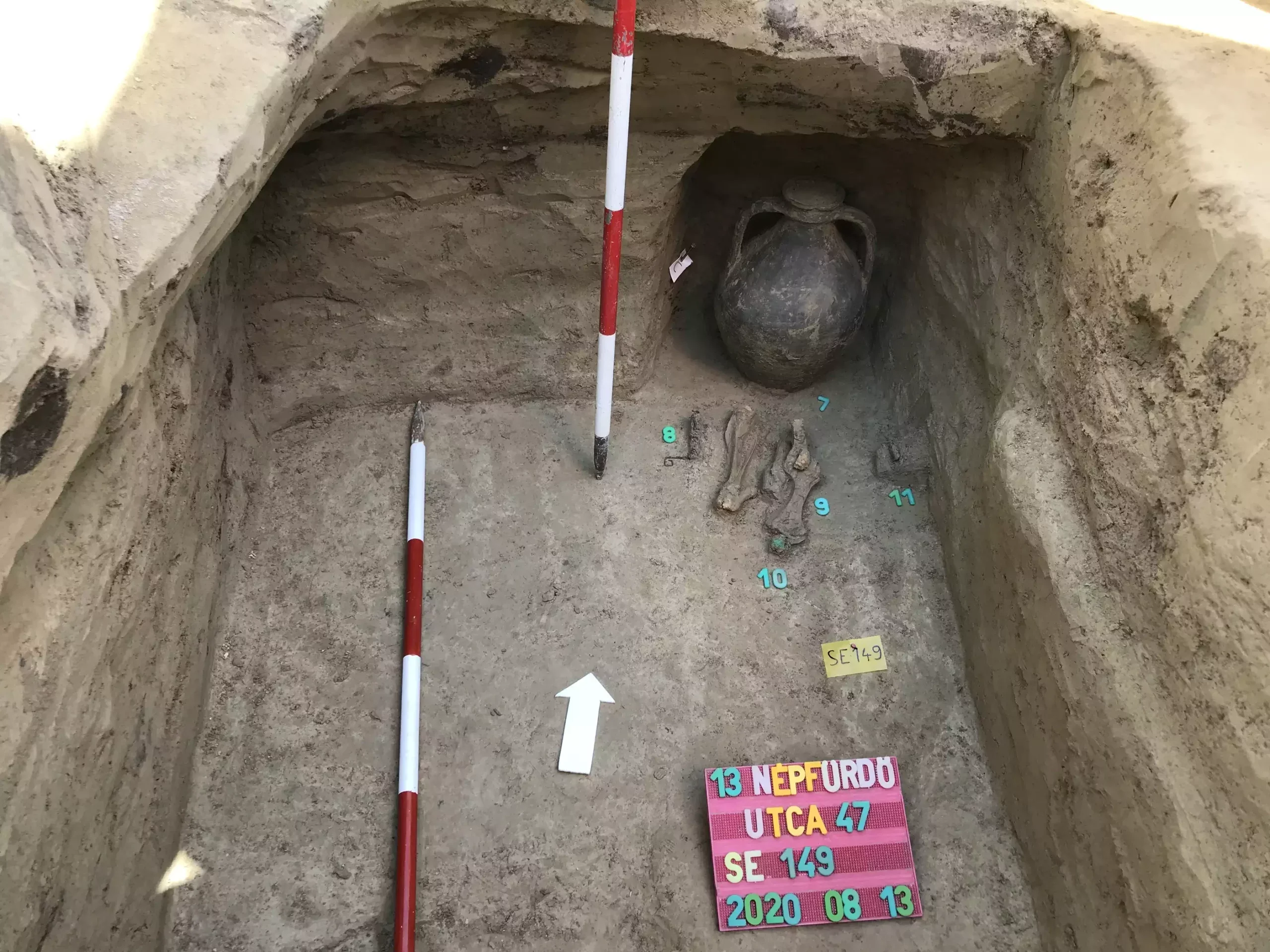 Excavation photo of the Hun-period “eastern-type” burial from Budapest, Népfürdő Street (Hungary).