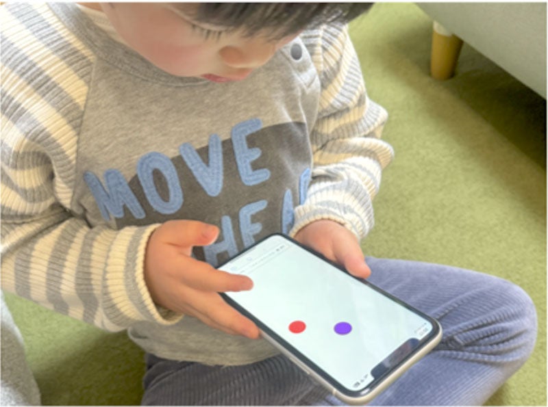 A child participant perceiving color in the study. 