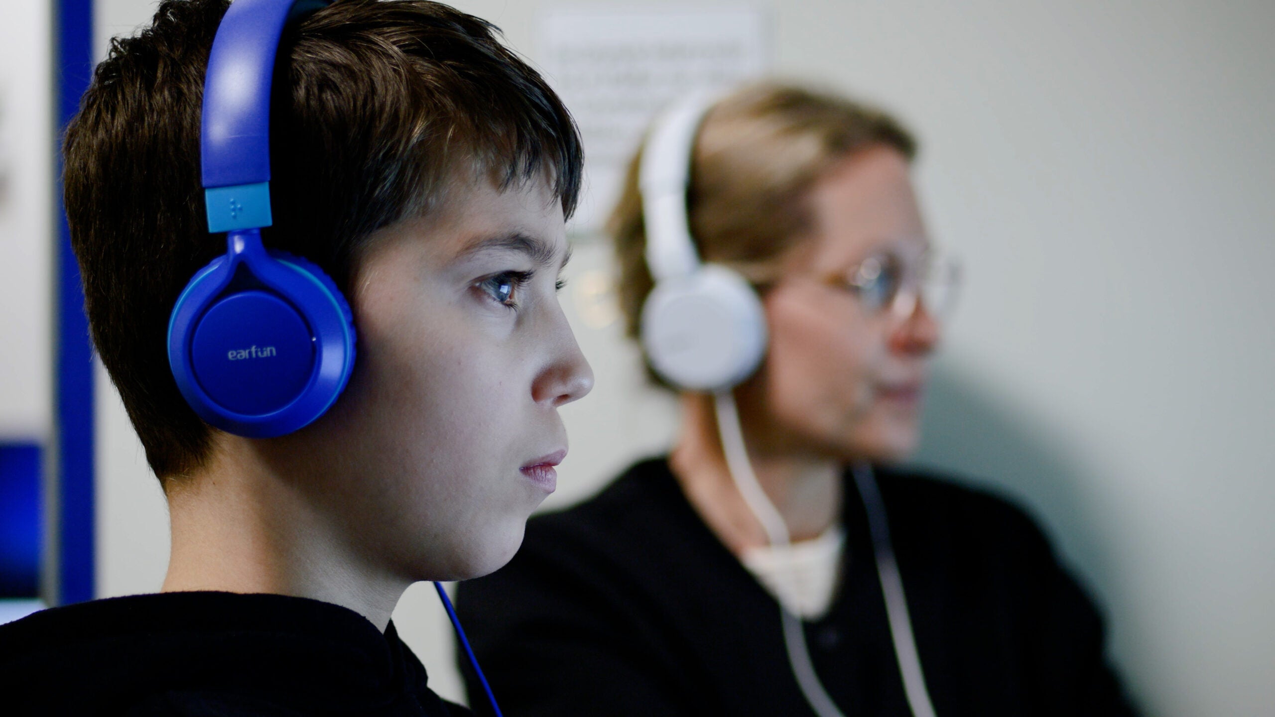 Student Niko from the Wulfen Comprehensive School learns math with the help of eye tracking and AI. In the background: teacher Vanessa Trabert.