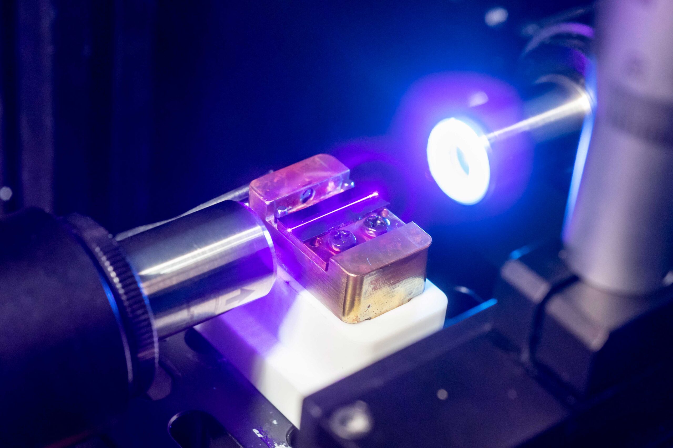 The light channels of a photonic chip are tested in a Q.ANT test bench. The light channels are intended to ensure high computing power in quantum computers in the future.
