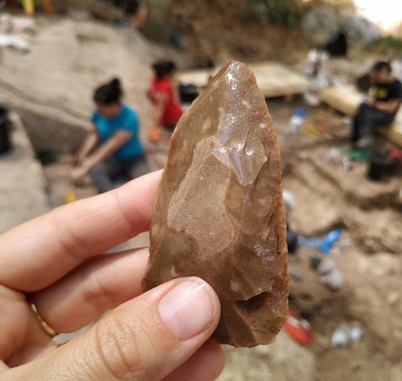 Lithic artifact from Tinshemet Cave made using technology shared by Homo sapiens and Neanderthals. 
