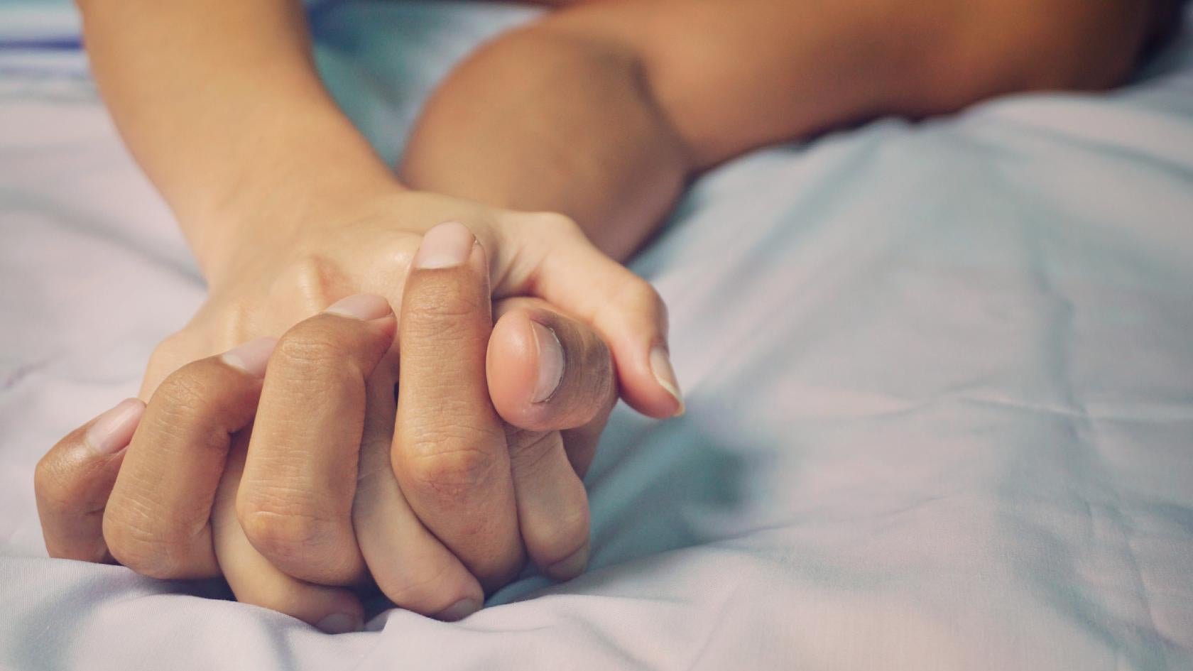 A study based on a representative sample of more than 11,000 German adults provides interesting insights into the dynamic between self-esteem and sexual satisfaction. 