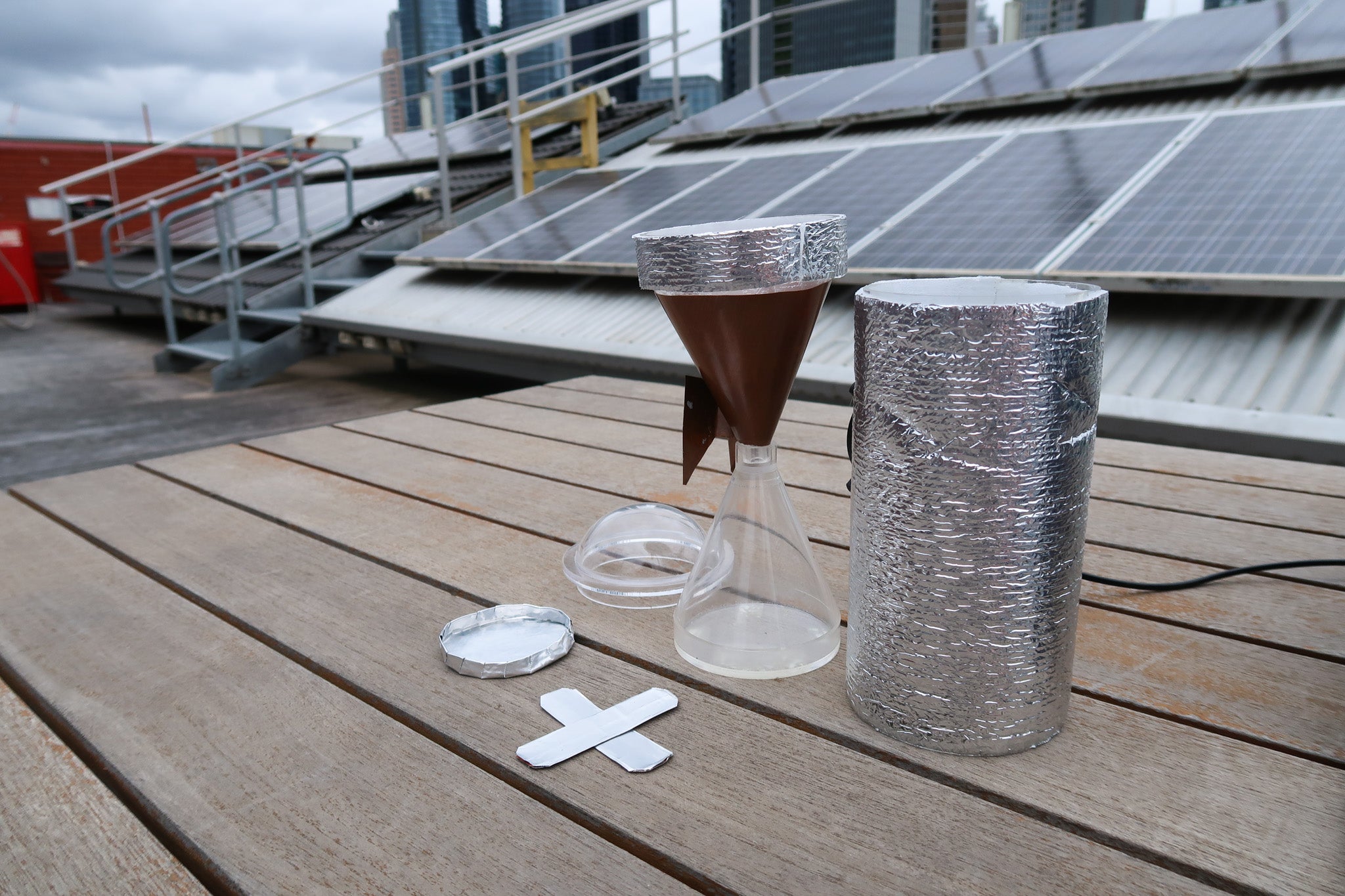 An invention with a sponge-like material, developed by researchers in Australia and China, absorbs water from the atmosphere and then releases it in a cup using the sun’s energy.