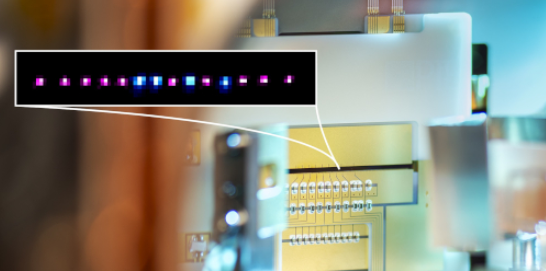 A crystal consisting of indium (pink) and ytterbium (blue) ions. The figure shows the fluorescence of the single atoms, which is detected to determine the quantum state. The colors have been adjusted; the fluorescence of both species is in the ultraviolet spectral range.