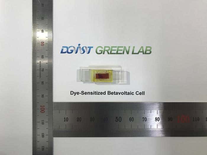 "A compact dye-sensitized betavoltaic cell incorporates radiocarbon at both the anode and cathode, significantly enhancing its energy conversion efficiency.