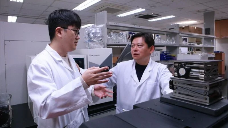 Su-il In and Hong-soo Kim of DGIST’s Department of Energy Engineering.