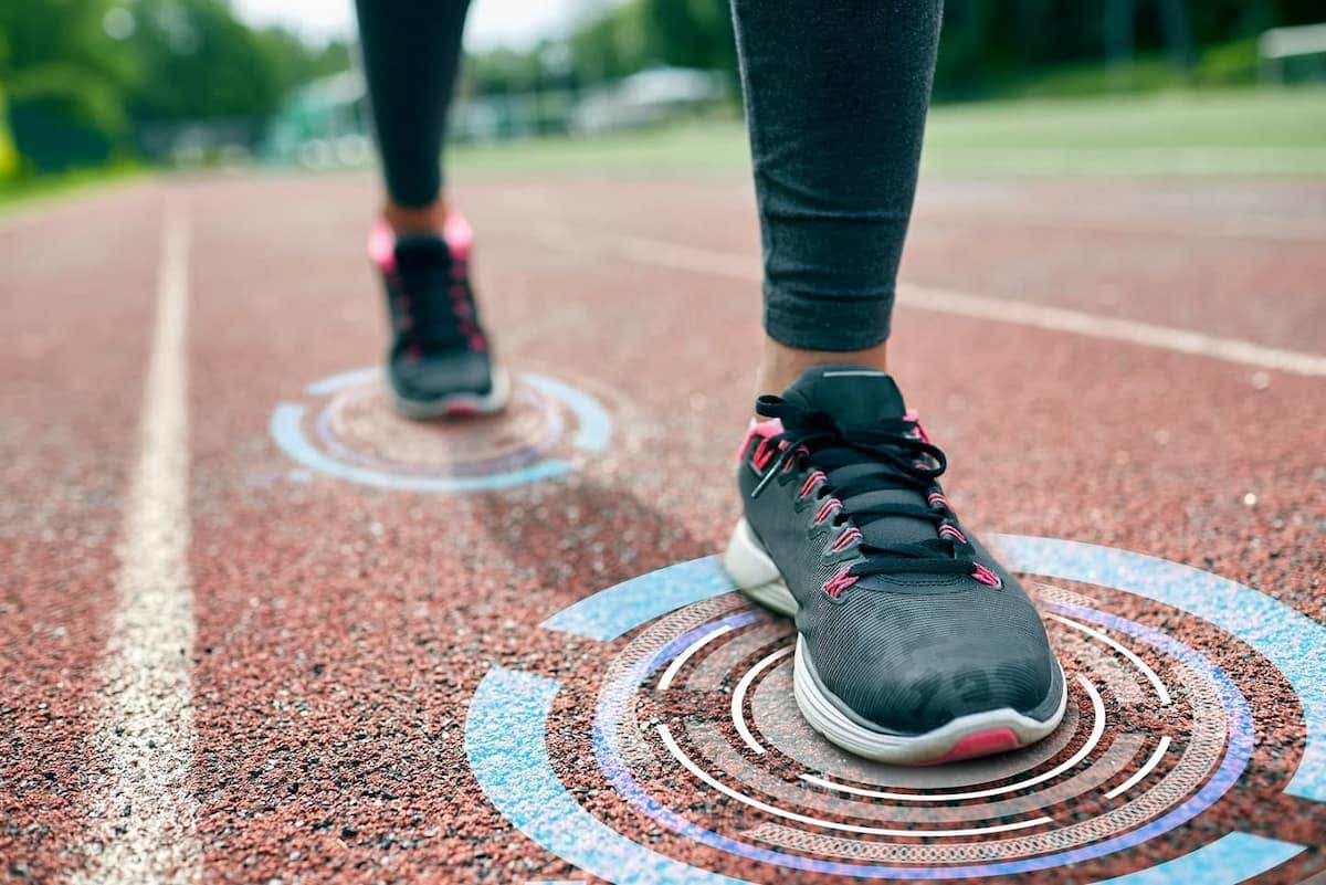 Smart insoles use AI to track ground forces with just 4.1% error, revolutionizing sports, rehab, and diabetic foot care.