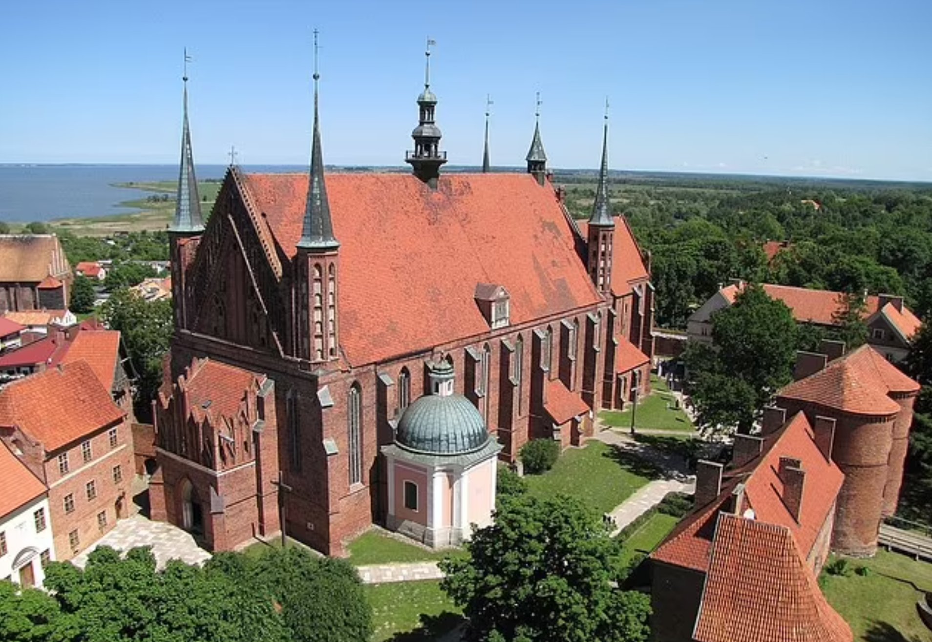Amateur archaeologists using ground-penetrating radar uncovered a copper-alloy compass buried beneath the grounds of Frombork Castle, a 14th-century stronghold in northern Poland.