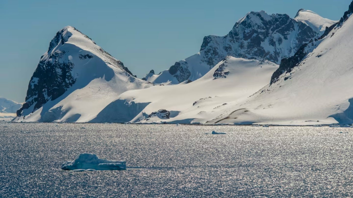 A sharp rise in Southern Ocean salinity since 2015 is melting Antarctic sea ice at record rates