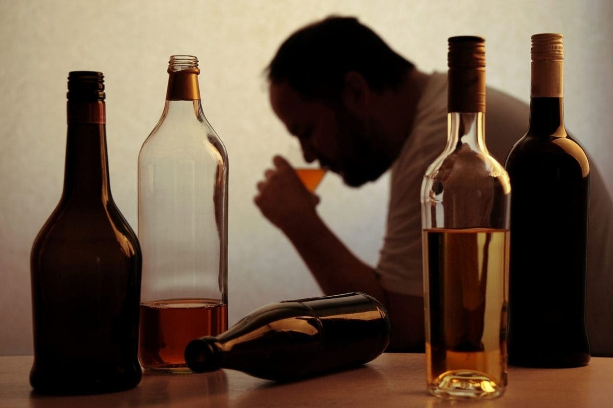 Study finds FDA-approved drug apremilast may reduce alcohol intake and pain linked to withdrawal symptoms.