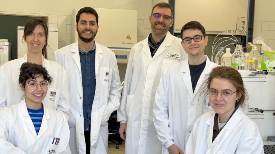 Marc Torrent Burgas and Roberto Bello Madruga (third and fourth from the right, respectively) with the rest of the research team: Carmen Mesas Vaz, Enea Sancho Vaello, Jordi Gómez Borrego and Alba Guembe Mülberger.
