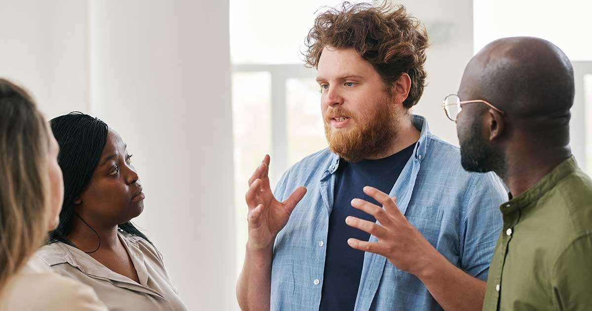 Study finds hand gestures help the brain predict speech, making communication faster and easier.