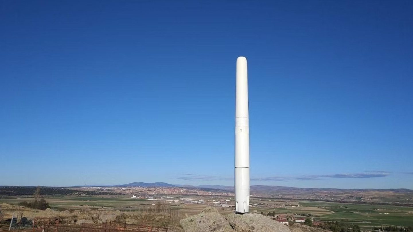 Dubbed the “Skybrator” online, this bladeless wind turbine produces energy solely through vibration-based motion.
