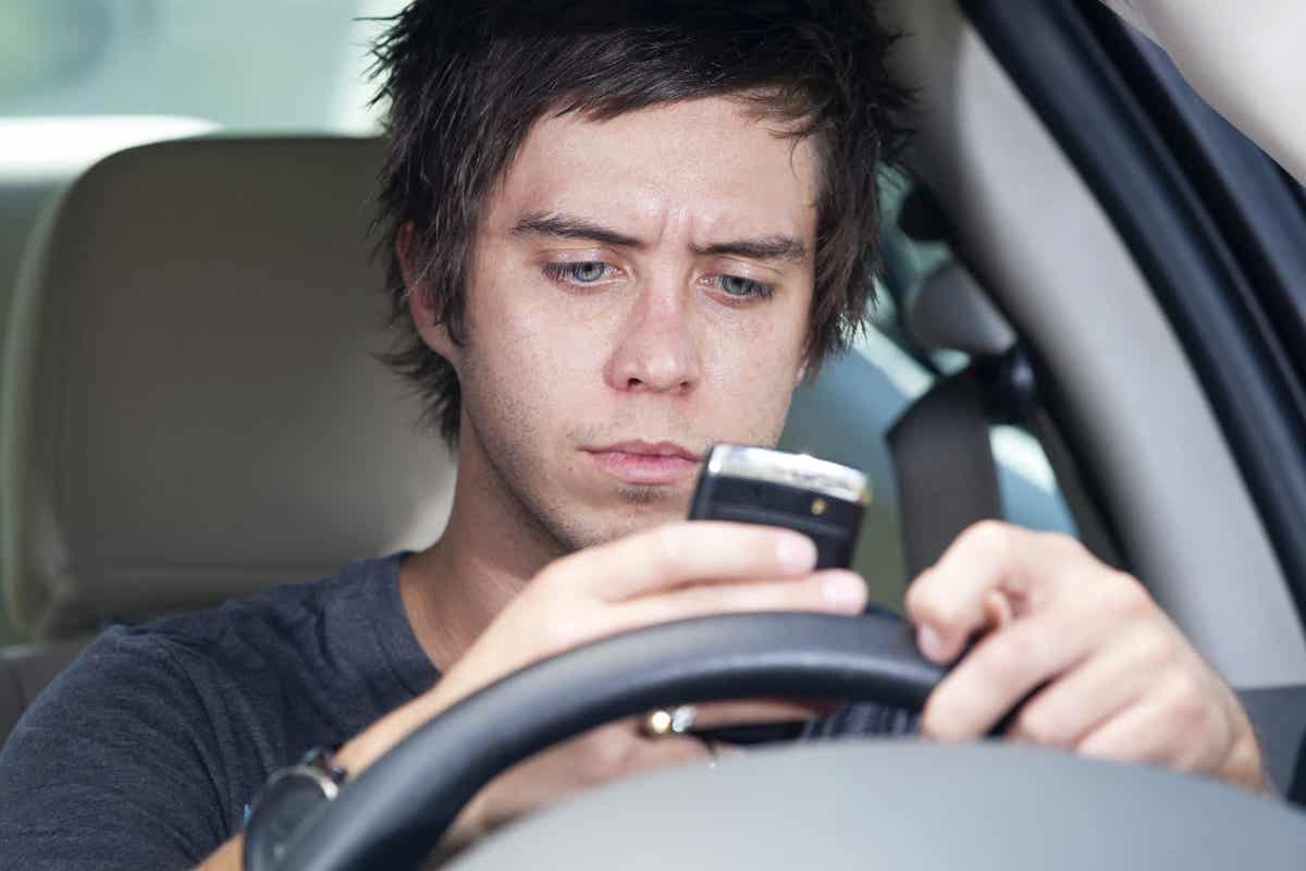 Study uncovers alarming phone use by teens while driving - The Brighter ...