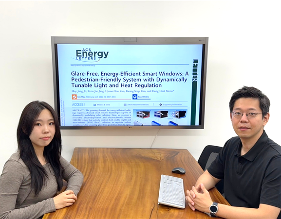 (From left) First author Hoy Jung Jo, Professor Hong Chul Moon
