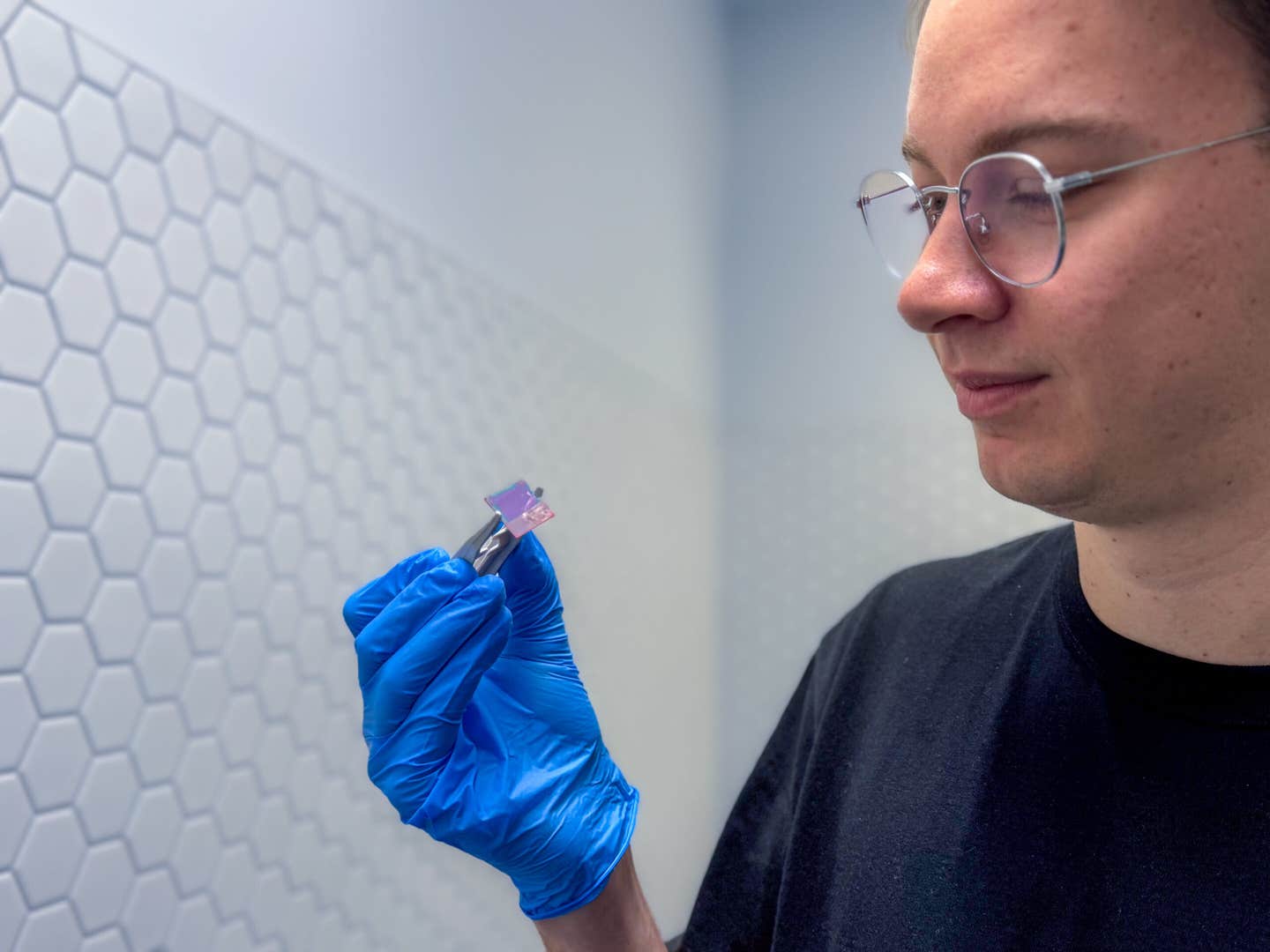 Scientists have extended quantum battery energy storage by over 1,000 times using molecular triplet states, solving a key limitation in design.