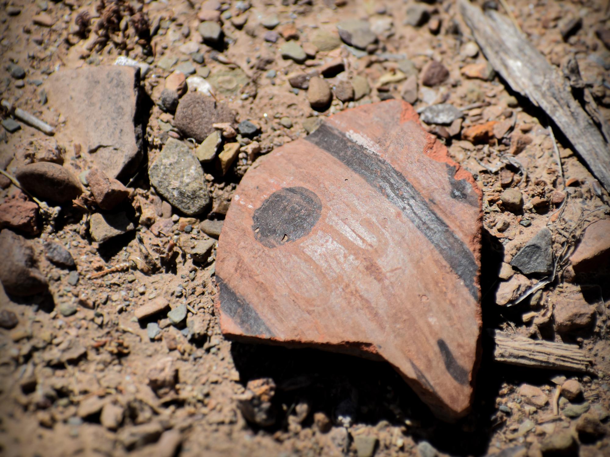 The surface of the temple contained numerous fragments of keru cups. The cups were used for drinking chicha, a traditional maize beer, during agricultural feasts and celebrations and point to the temple's function as a central hub for trade.