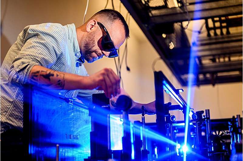 Alberto De la Torre used controlled heating and cooling to make a quantum material switch between a conductive state and an insulating state.