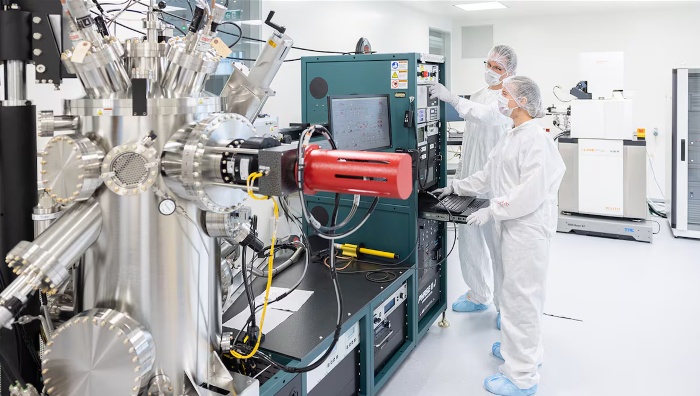 Researchers from the Austrian Academy of Sciences (ÖAW), which houses the laboratories of the Institute for Quantum Optics and Quantum Information (IQOQI). 