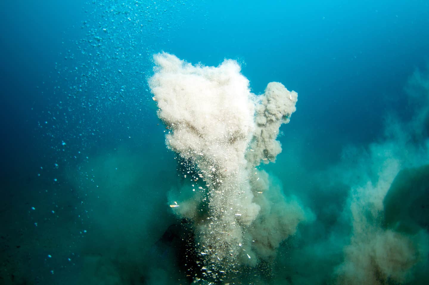 Deep below the Pacific, scientists found the Kunlun hydrothermal field—a massive hydrogen source supporting unique ecosystems