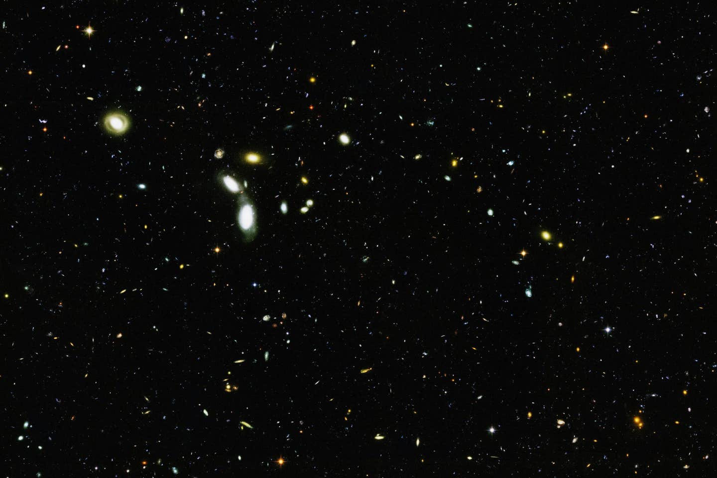 Le osservazioni hanno suggerito una componente cosmica invisibile: le galassie ruotano più velocemente di quanto la loro massa visibile consenta, gli ammassi di galassie deformano la luce oltre ogni previsione, e la struttura dell'universo primordiale si adatta solo se la maggior parte della materia è invisibile.