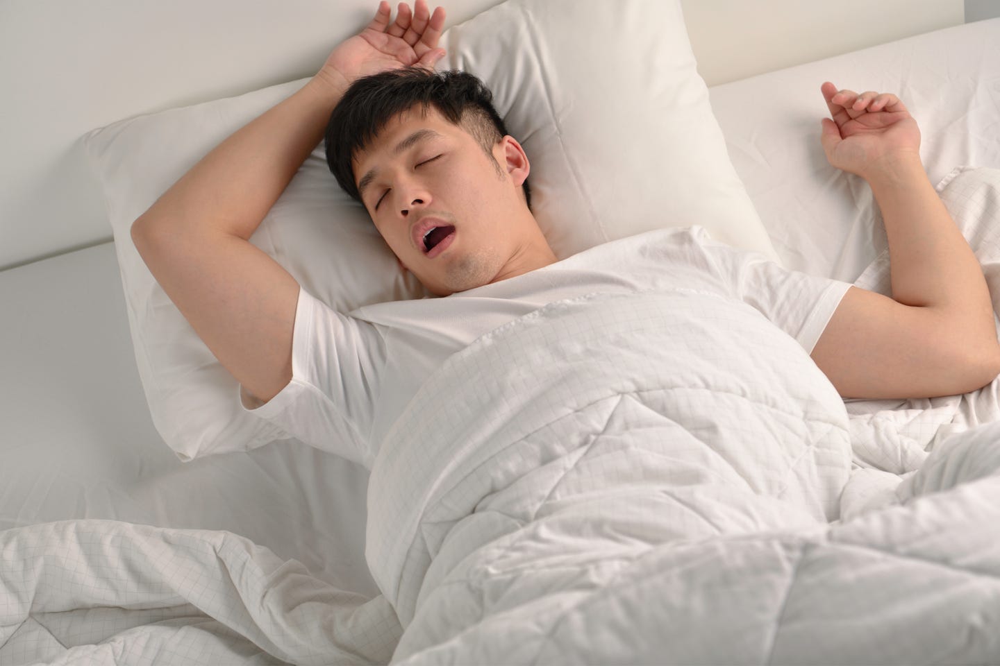 Low oxygen during sleep linked to vessel damage, with participants showing more white matter hyperintensities when oxygen levels fell below 90%.