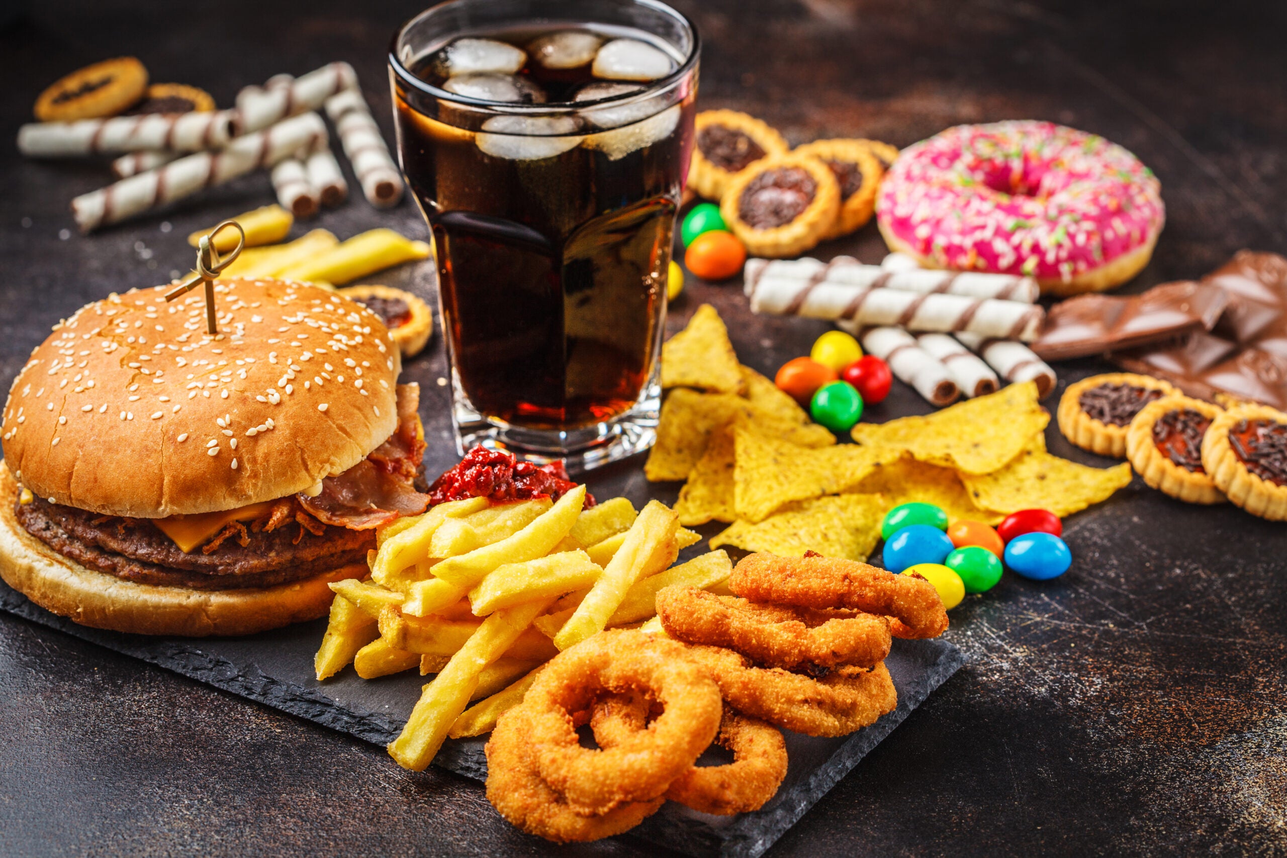 People who ate 11 or more daily servings of processed foods were 2.5 times more likely to show early Parkinson’s signs, highlighting the link between processed foods and Parkinson’s.