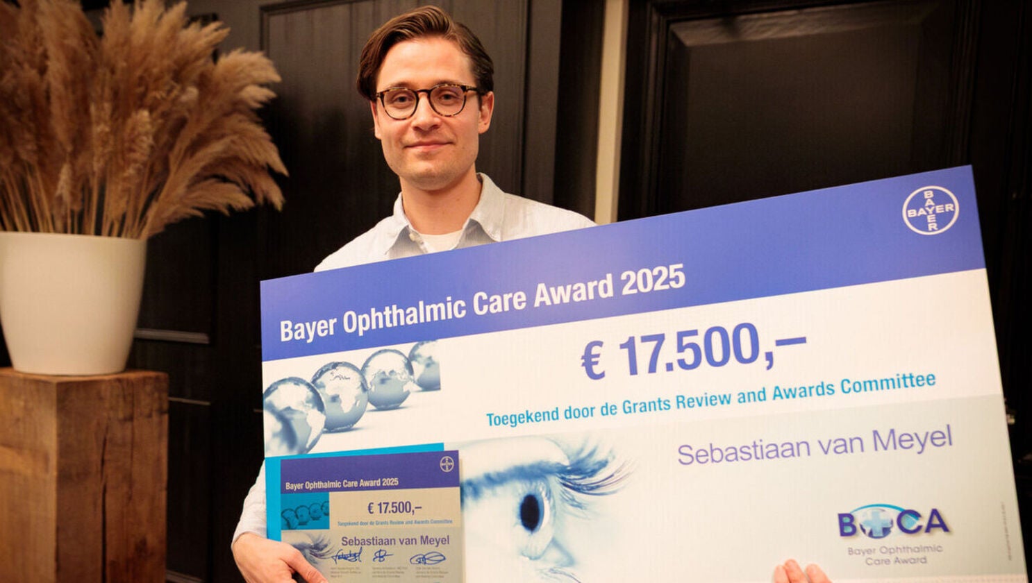 Sebastiaan van Meyel, MD and PhD student at Rotterdam Eye Hospital, was just awarded the Bayer Ophthalmic Care Award for his research on using AI to identify early signs of glaucoma and macular degeneration