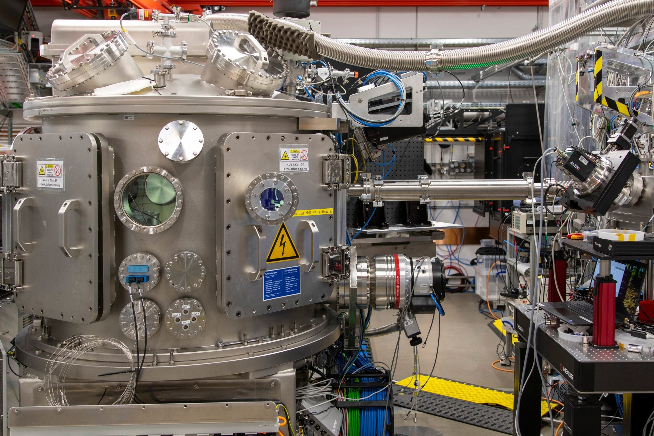 Inside the IC2 interaction chamber of the HED experiment station at the European XFEL, researchers generated ice XXI using diamond anvil cells and examined its structure with the facility’s powerful, ultrashort X-ray flashes.