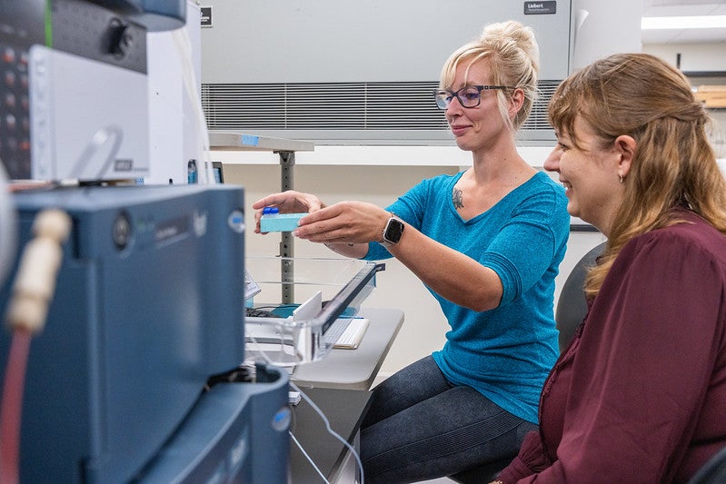 Graduate student Nikki Deiro (L) and Balbach run samples at MSU’s Mass Spectrometry and Metabolomics Core. 
