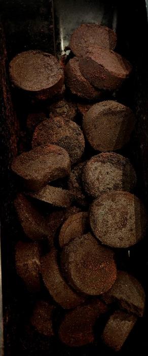 Coffee waste from Starbucks in Dubai, UAE, co-pyrolyzed with PET plastics to produce activated carbon for CO₂ capture.