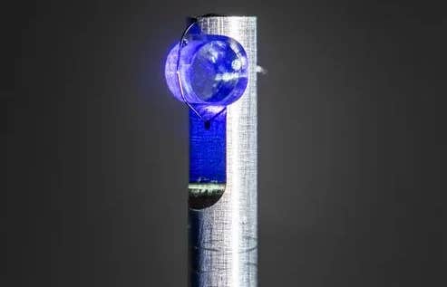 The thorium crystal. The core element of the experiment: a crystal containing thorium atoms.