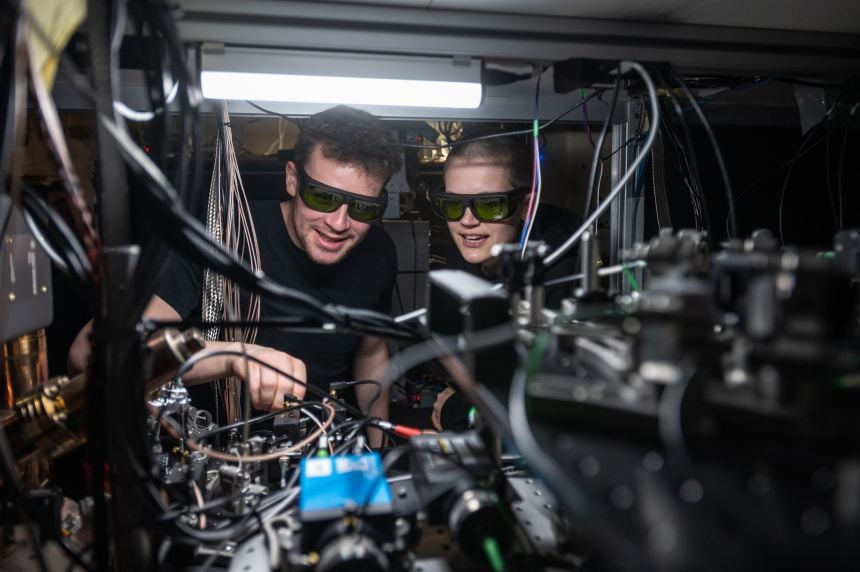 Oxford physicists achieve teleportation between two quantum supercomputers